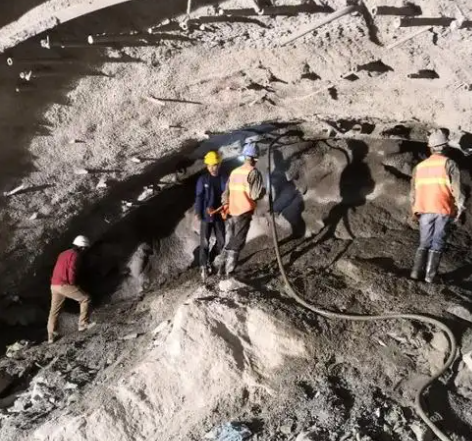 新晃隧道拱顶带模注浆料，微膨胀注浆料的特点及施工工艺